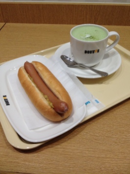 I had a hotdog and a matcha latte for dinner; the hotdog had mustard and I actually liked it! First time for everything :)
