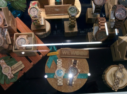 Gorgeous wooden watches that I rather want